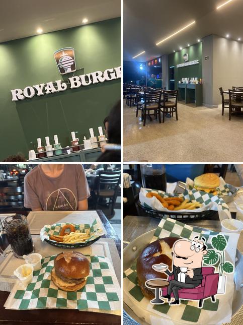 O interior do Royal Burger