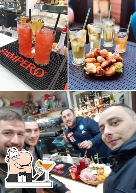 Tra le diverse cose da Insomnia Cafè si possono trovare la bevanda e bancone da bar