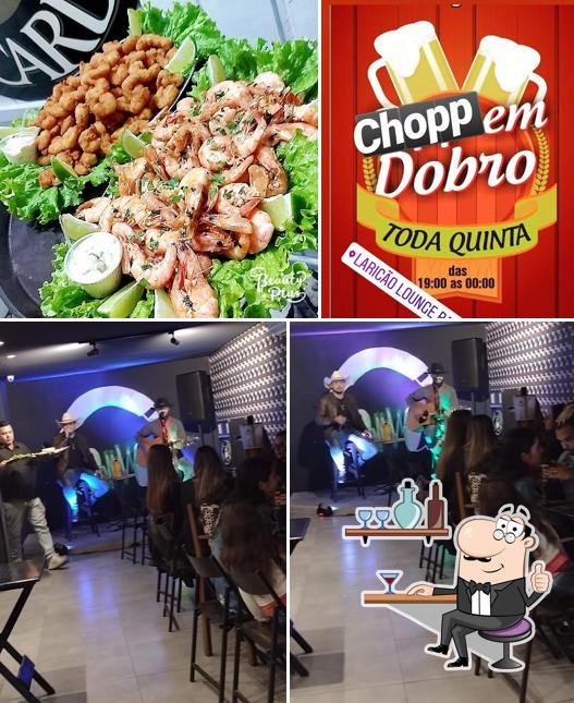 Dê uma olhada a ilustração apresentando interior e comida no Laricão pub e restaurante