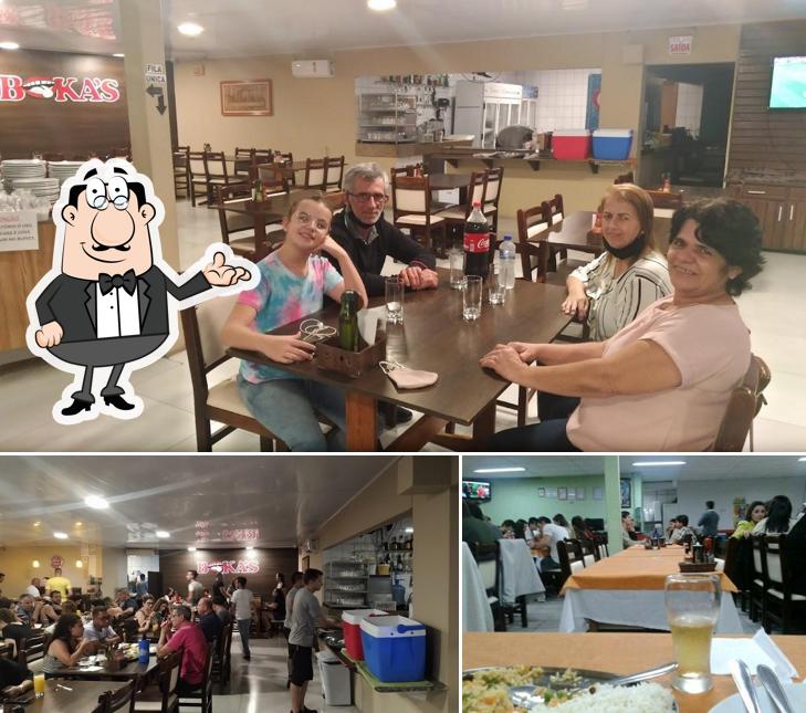 Sente em uma das mesas no Boka's Itapema