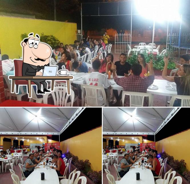 Sente em uma das mesas no La Moura Pizzaria
