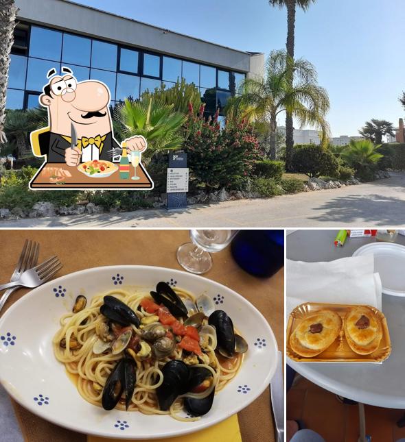 Questa è la immagine che mostra la cibo e esterno di TURSPORT HOTEL RESIDENCE