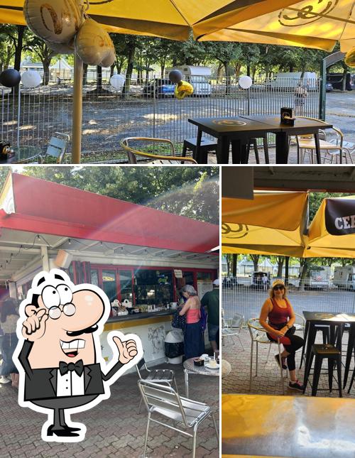 Siediti a un tavolo di caffe ruffini