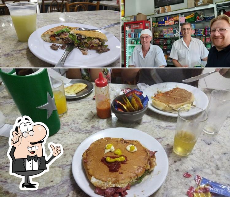 Sente em uma das mesas no Lancheria do Parque