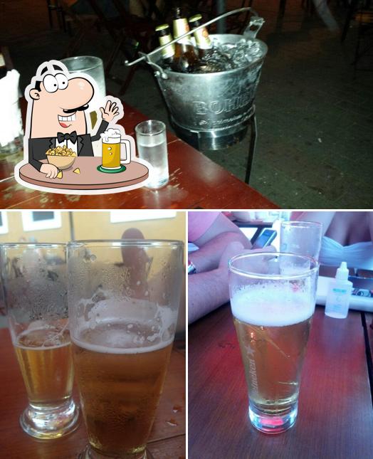 Peça um copo de cerveja leve ou escura