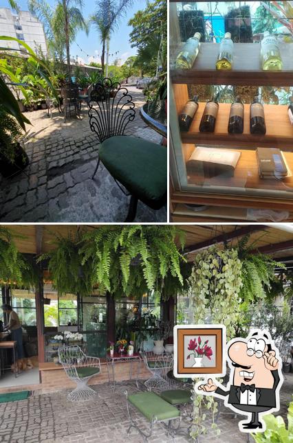 Sente em uma das mesas no Chalé Ipanema