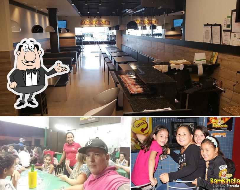 Sente em uma das mesas no Bambinella Camboriú A Pizza Mais Pedida da Cidade 