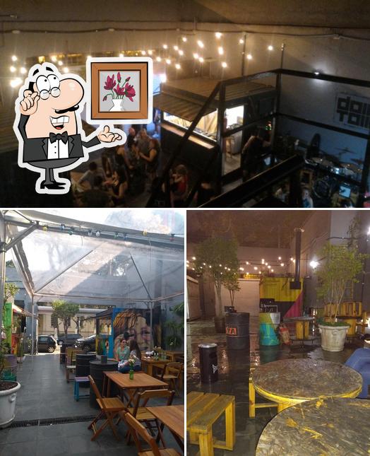 Sente em uma das mesas no Downtown SA