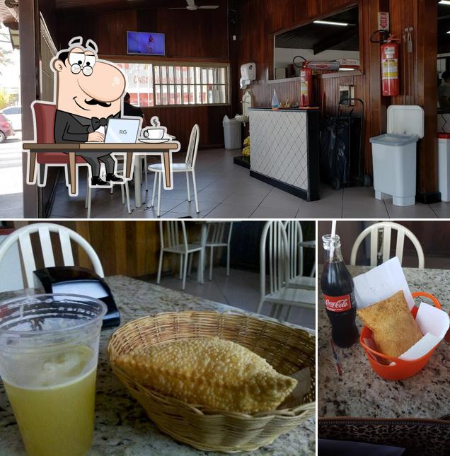 Sente em uma das mesas no Sia Pastel