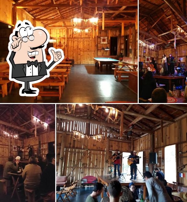 Sente em uma das mesas no Libertas Atrás do Alto