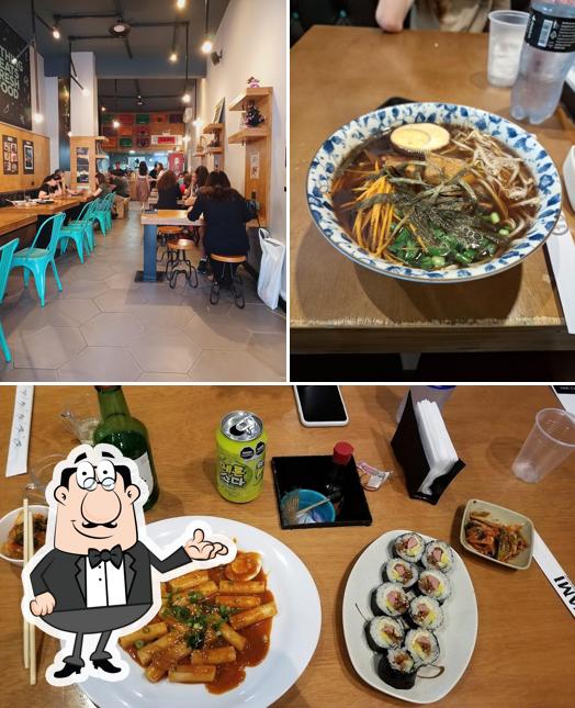 Esta é a imagem mostrando interior e comida no Yami Asian Food