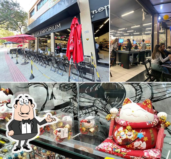 Sente em uma das mesas no Asia Emporium