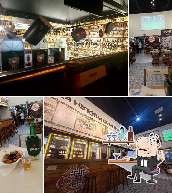 Sente em uma das mesas no Bar Caldeira (da Vila)