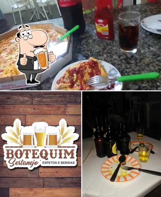 Desfute um copo de cerveja leve ou escura