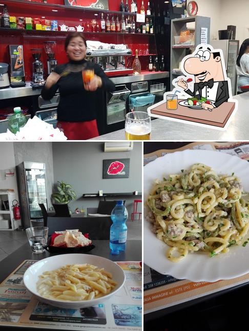 Guarda la immagine che mostra la cibo e bancone da bar di Kiss Café