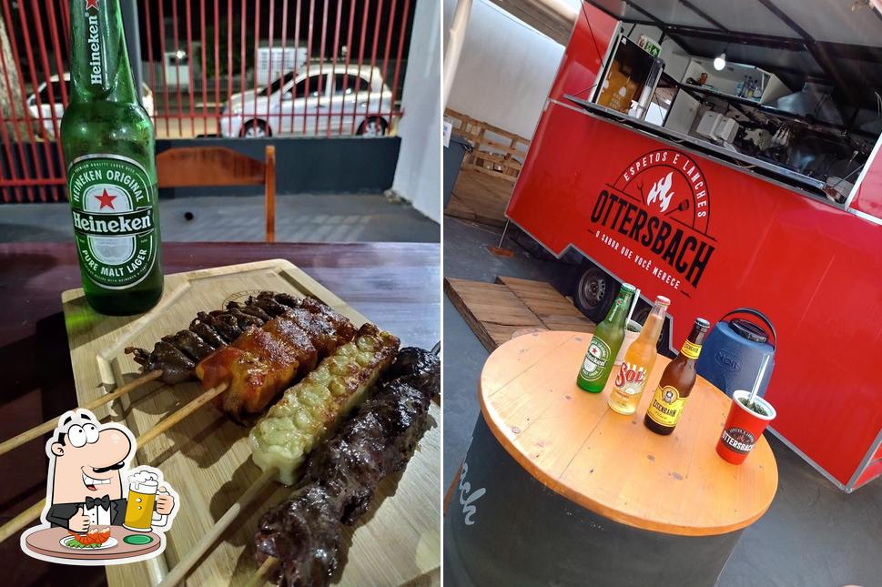 Desfute um copo de cerveja leve ou escura