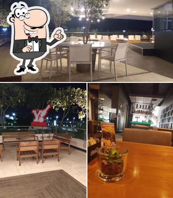 O interior do Yex Boliche & Steakhouse Taubaté