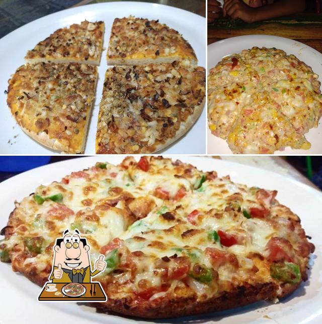 Pick pizza at Café Unplugged