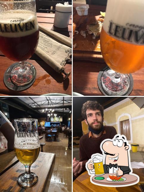 Desfute um copo de cerveja leve ou escura