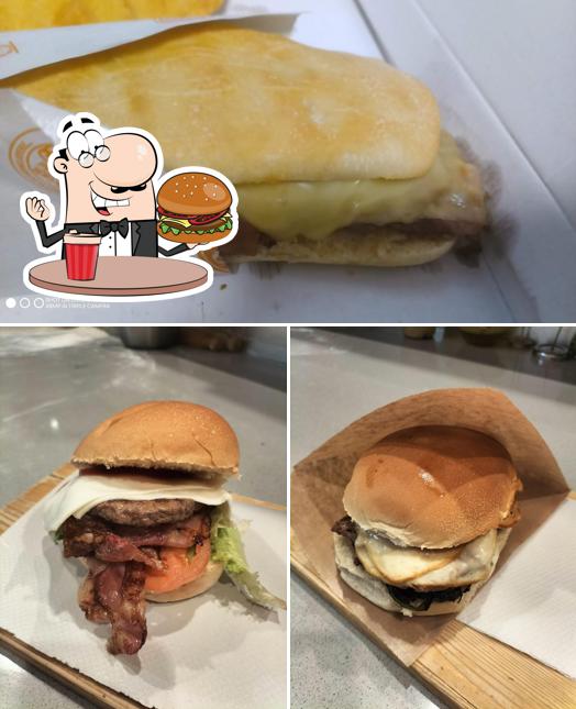 Concediti un bell'hamburger a Pizzeria Fast Food Stop & Go 2 Snc Di Mazza Gianfranco & C