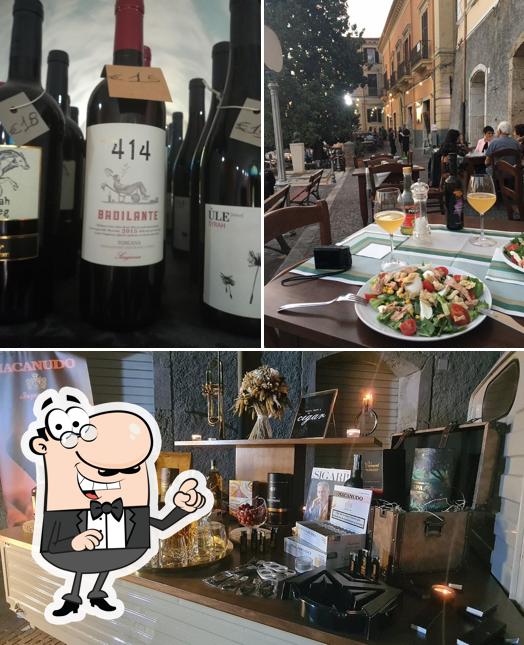 La immagine di interni e vino da Casa Magnolia