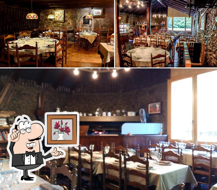 Installez-vous à l'une des tables de Borda Xicoies ( Antiga Raubert )