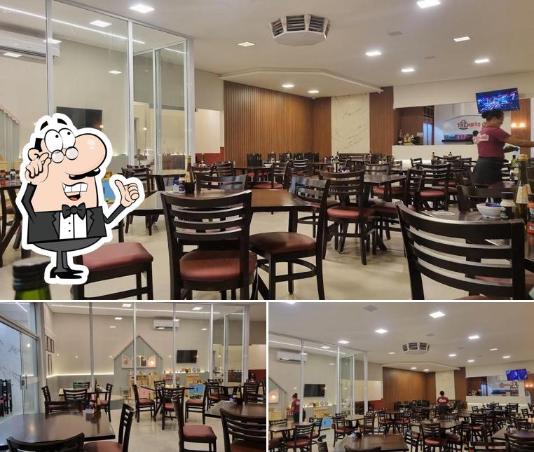 O interior do Pizzaria Trem Bão