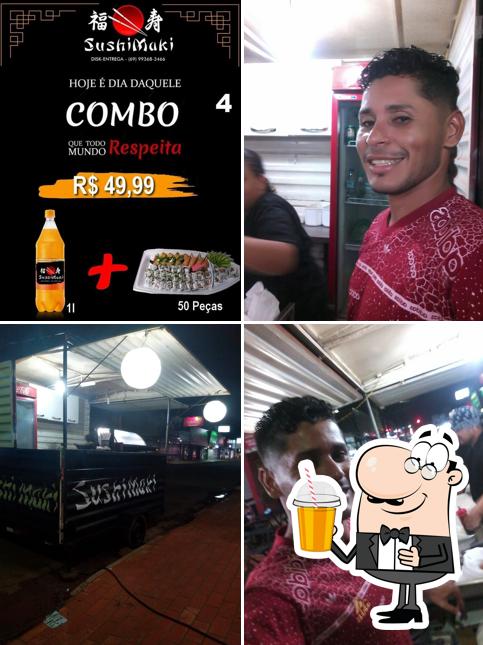 Desfrute de um drinque no SushiMaki