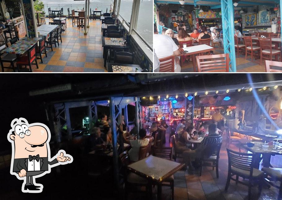 Sente em uma das mesas no Luli Bar & Restaurante