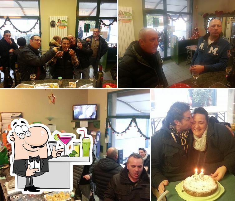 Guarda la foto che mostra la bancone da bar e cibo di Bar Universita'