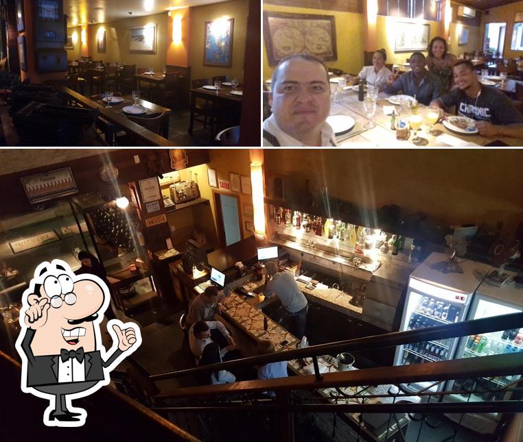 Sente em uma das mesas no CAPRESE FLORIPA