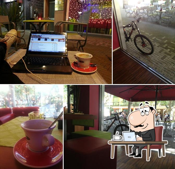 Dai un'occhiata agli interni di Cyber ​​Cocktail Bar Bellaria