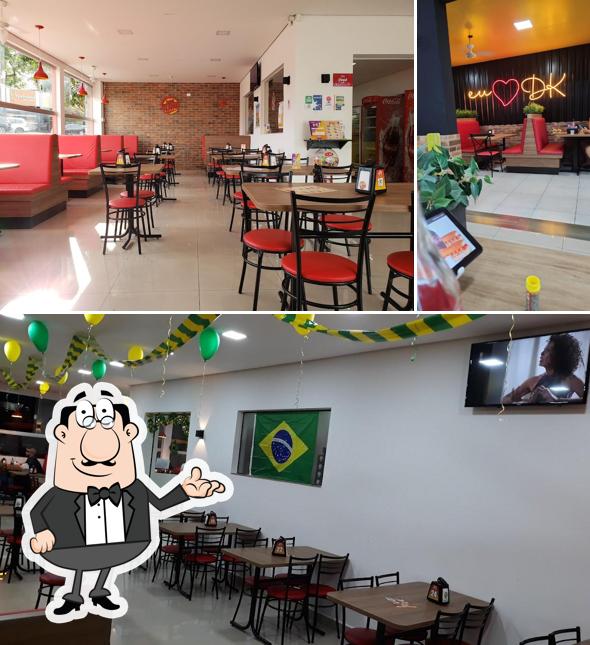 Veja imagens do interior do Dog King Gleba