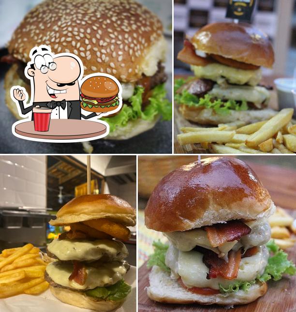 Peça um dos hambúrgueres disponíveis no Hamburgueria Ponte de Pedra