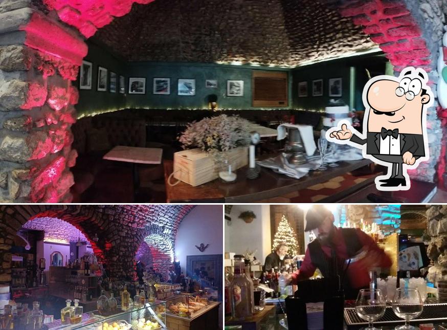 Siediti a un tavolo di Caffè Aragonese