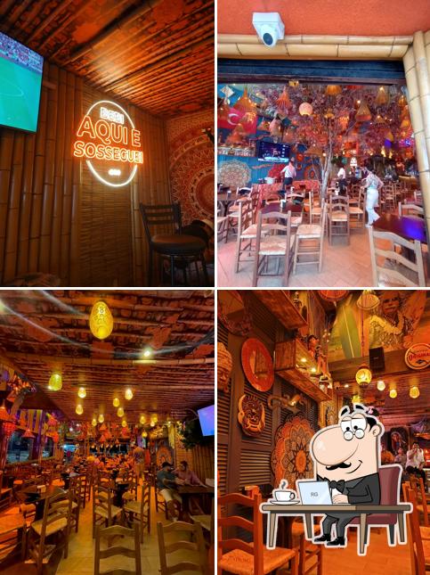 O interior do Sossega Bar