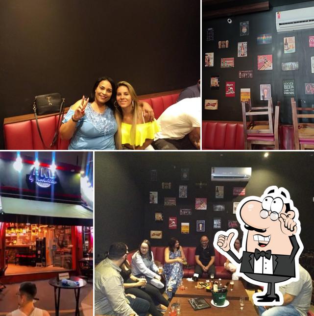 Sente em uma das mesas no HKB Gastrobar