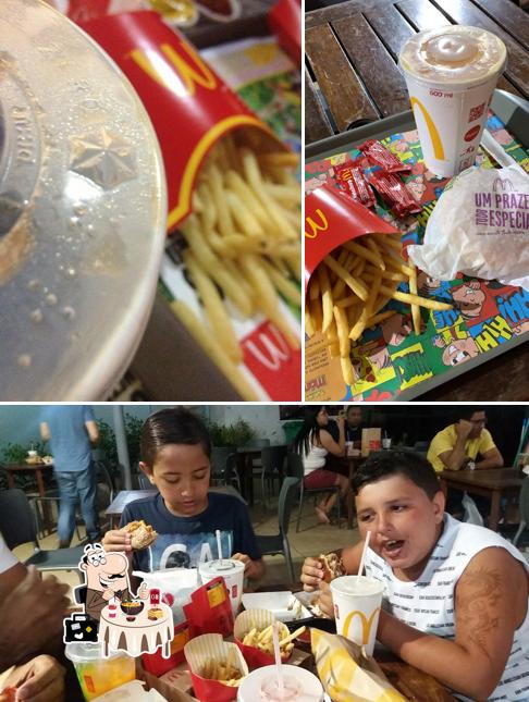 Dê uma olhada a foto mostrando comida e interior no McDonald's
