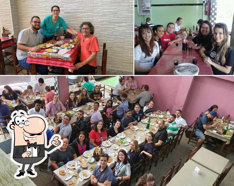 Sente em uma das mesas no Restaurante da Léia