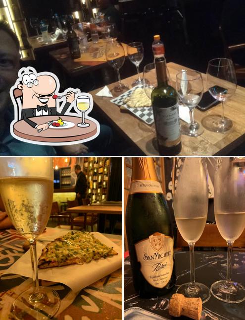 A comida e bebida do restaurante