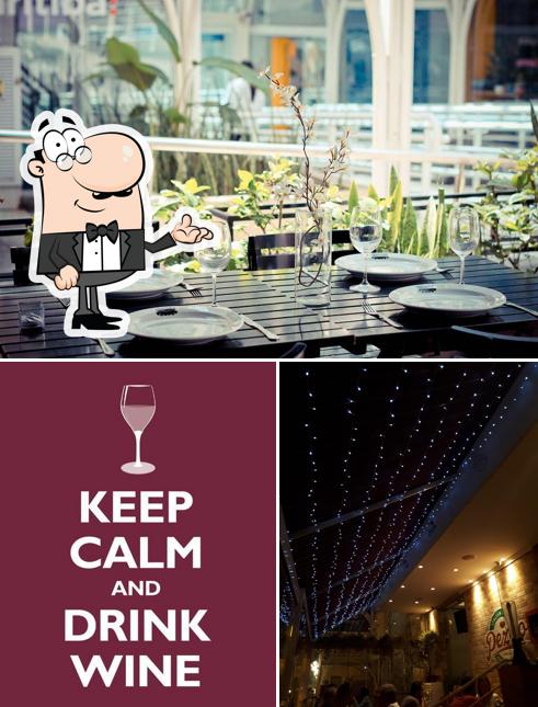 A interior e vinho do restaurante