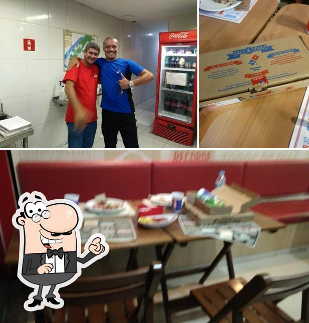 Sente em uma das mesas no Domino's Pizza - Vitória