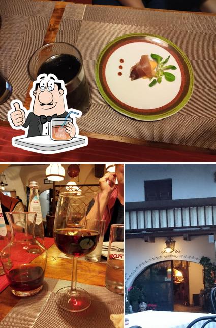 La bevanda e interni del ristorante