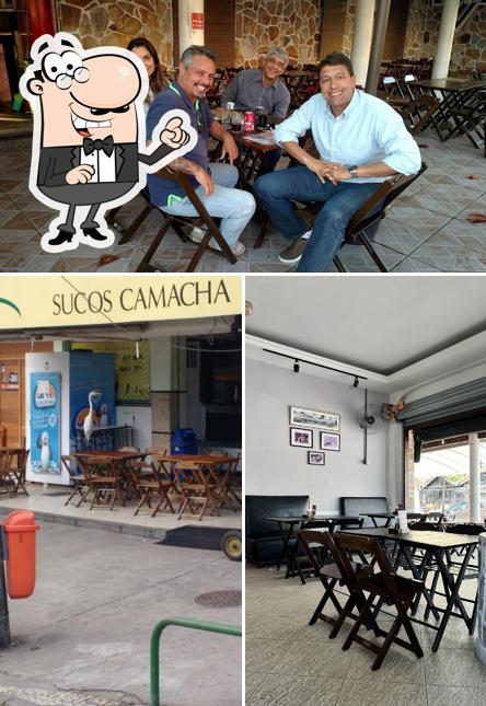 Sente em uma das mesas no Bar do Oswaldo