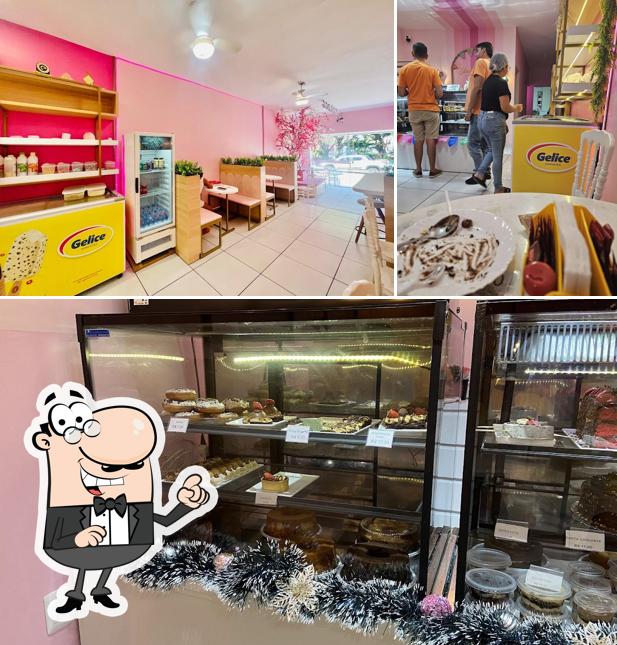 Sente em uma das mesas no Doce Sabor Confeitaria