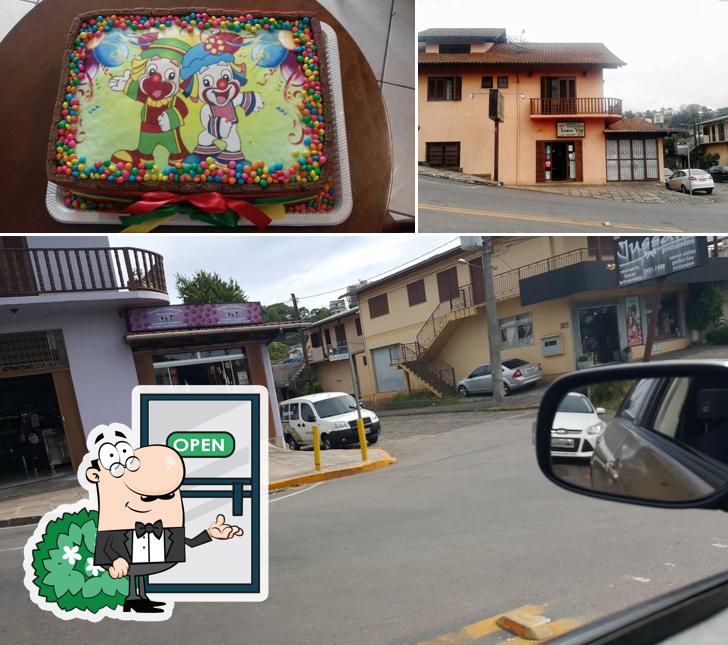 A exterior e bolo do restaurante