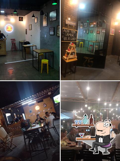 O interior do 75 Burguer