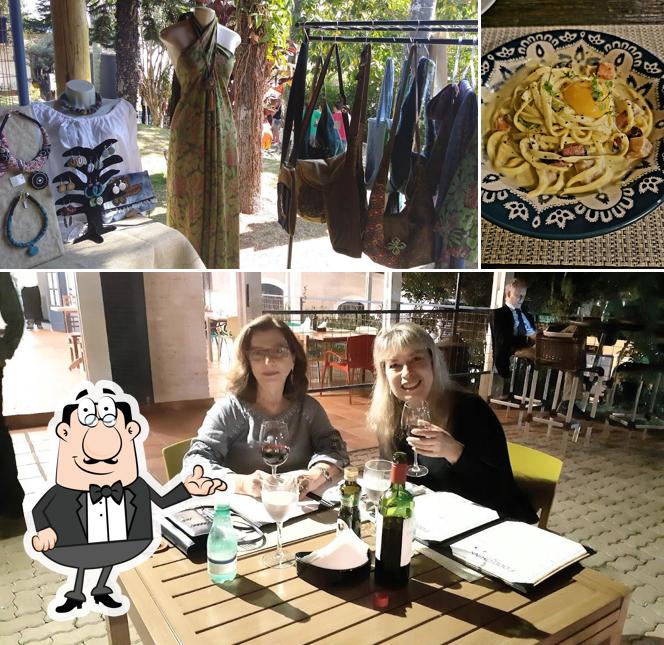 Sente em uma das mesas no 7ERVAS - Restaurante e Pizzaria