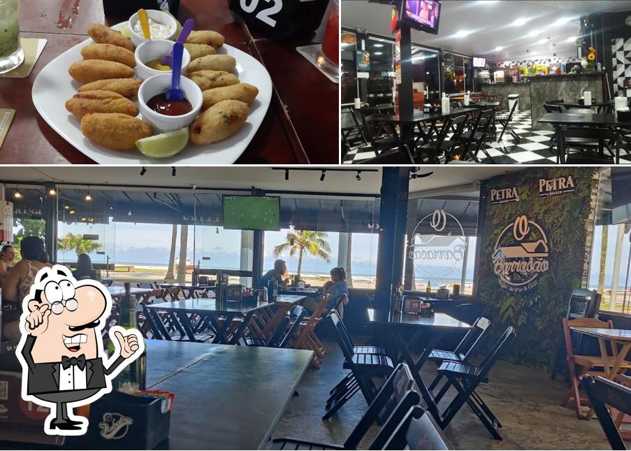 Dê uma olhada a foto apresentando interior e comida no O Barracão