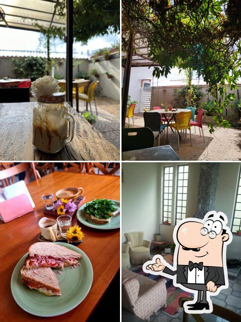 Sente em uma das mesas no Café com Flores